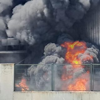 El Puerto en alerta por un espectacular incendio junto a la lonja de pescado