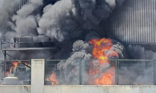 El Puerto en alerta por un espectacular incendio junto a la lonja de pescado