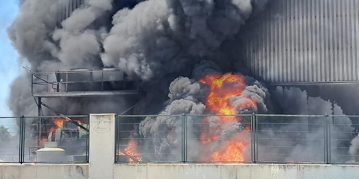 El Puerto en alerta por un espectacular incendio junto a la lonja de pescado