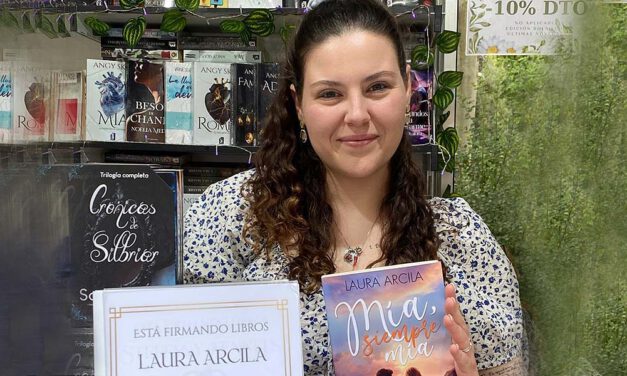 La portuense Laura Arcila agota ejemplares de su novela en la Feria del Libro de Madrid