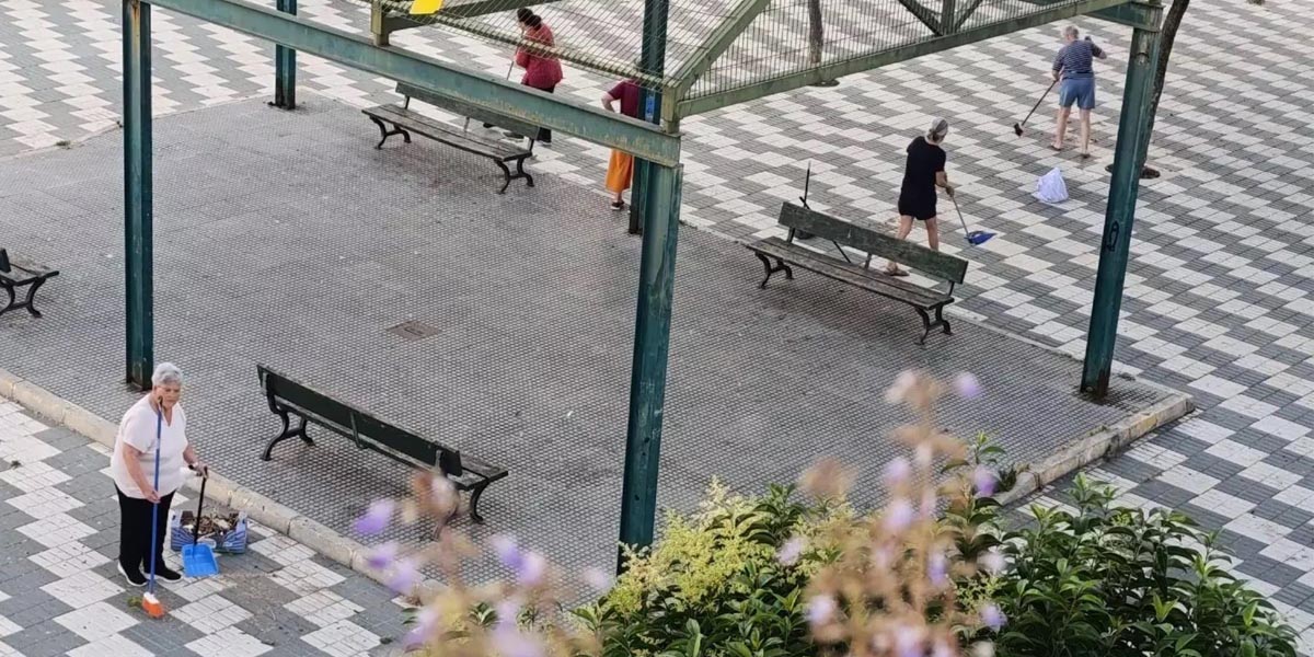 Vecinos de Malacara adecentan la plaza Dr. Agustín Fernández