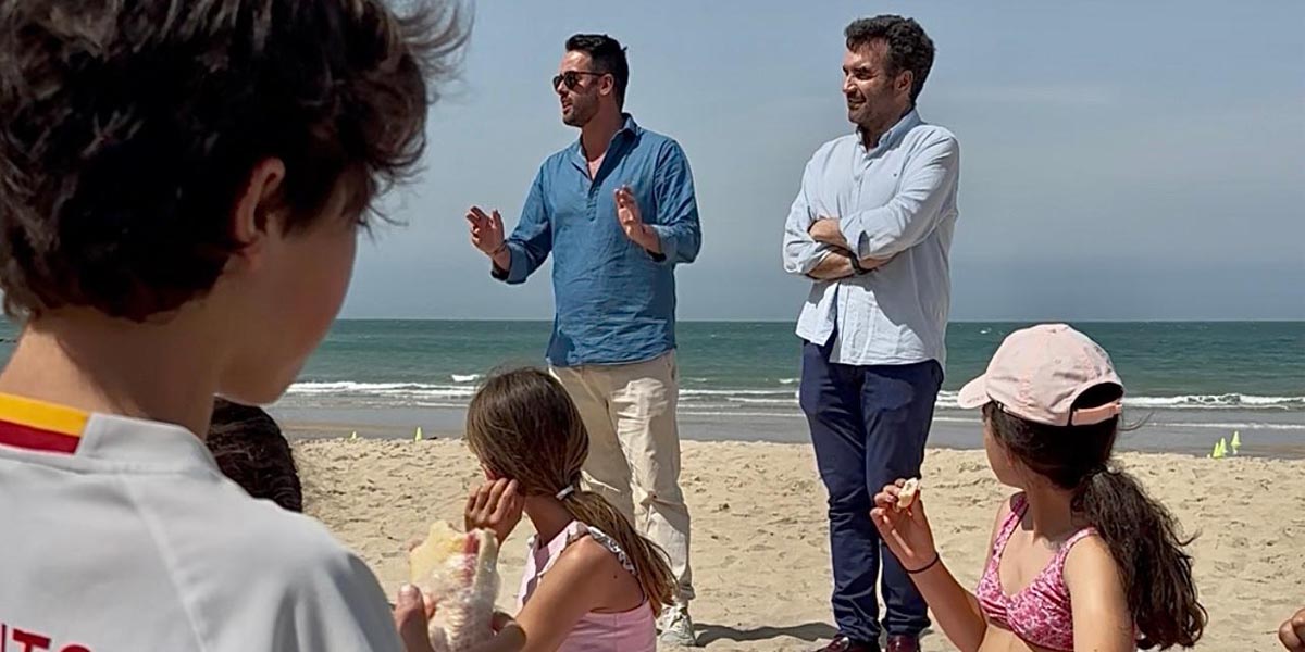 El CEIP Marqués de Santa Cruz celebra 12 años de custodia activa en la Playa de Fuentebravía