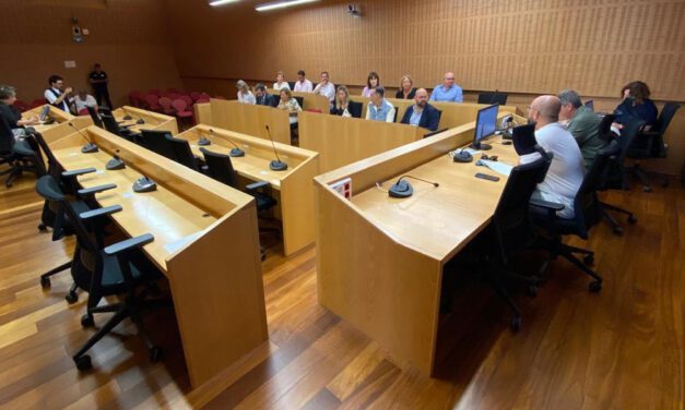 El Pleno municipal aprueba tres propuestas clave pese a la ausencia de la oposición