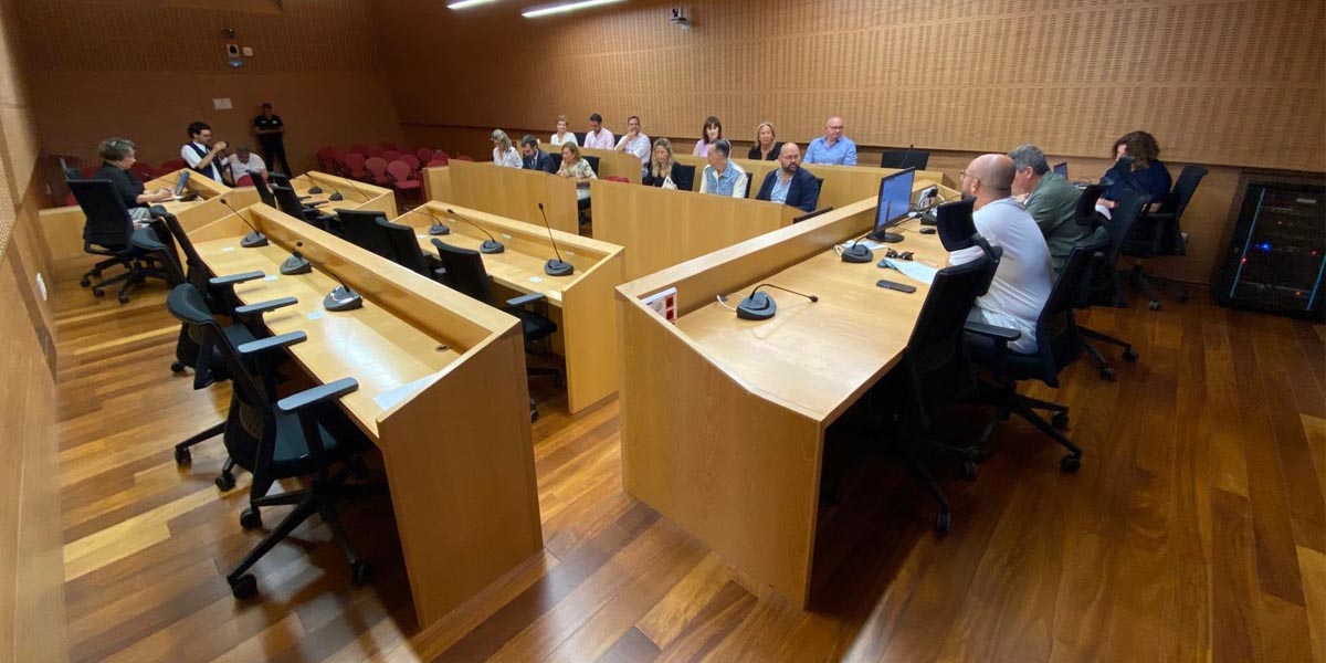 El Pleno municipal aprueba tres propuestas clave pese a la ausencia de la oposición