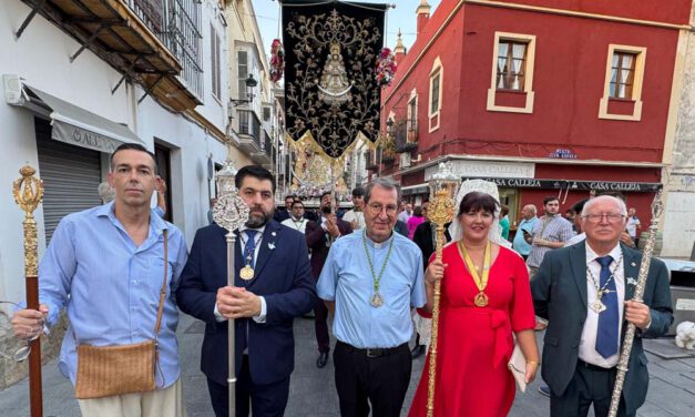 Devoción y acompañamiento ciudadano en la salida procesional de la Hermandad del Rocío
