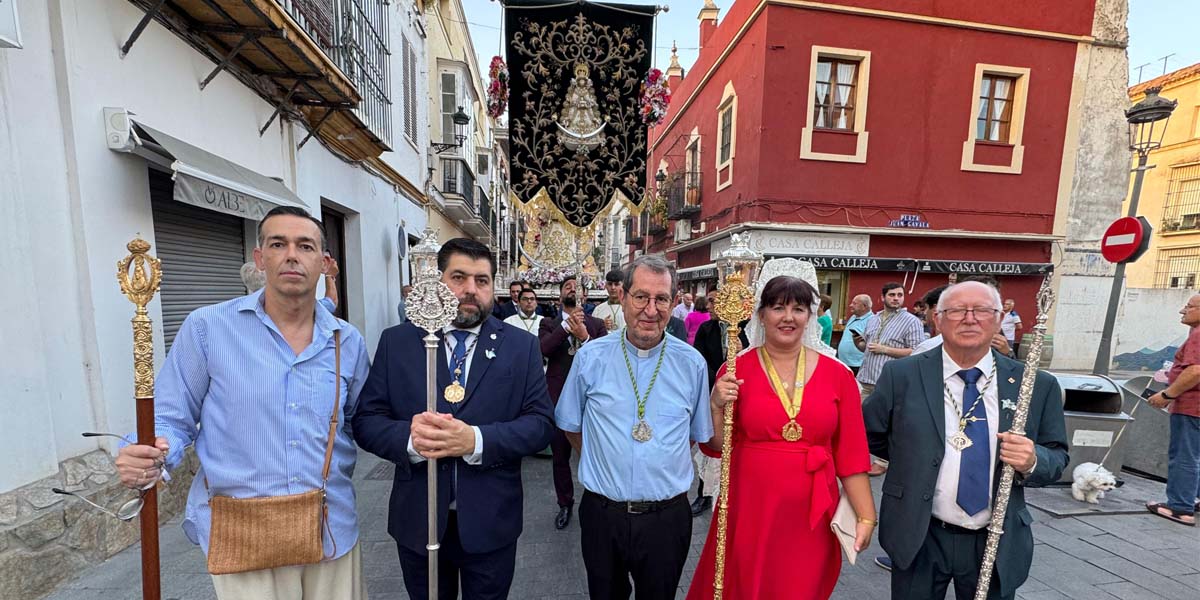 Devoción y acompañamiento ciudadano en la salida procesional de la Hermandad del Rocío
