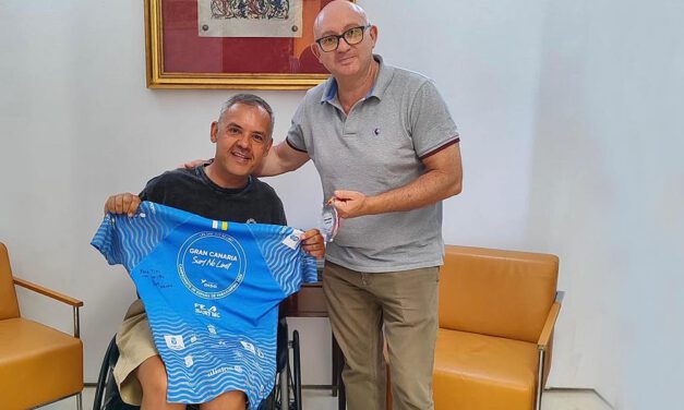 Titi Feria, subcampeón de España de Parasurfing, recibe el reconocimiento institucional en el Ayuntamiento
