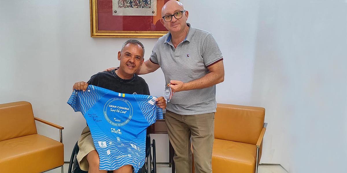 Titi Feria, subcampeón de España de Parasurfing, recibe el reconocimiento institucional en el Ayuntamiento