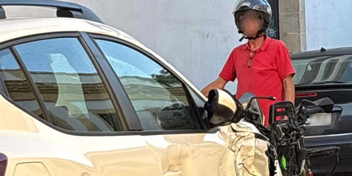 Una colisión entre coche y moto deja un herido en el cruce de Valdés con San Bartolomé