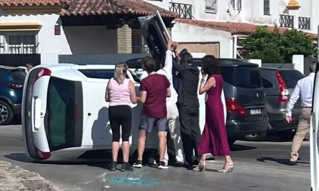 Un coche vuelca en la glorieta del IES Juan Lara sin causar heridos