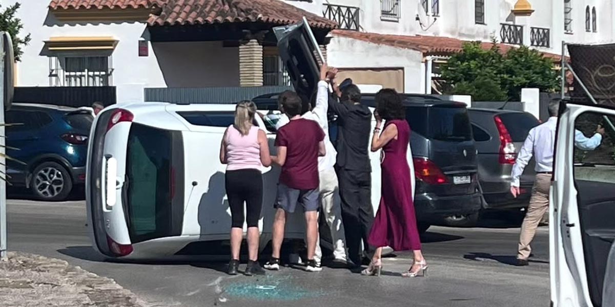 Un coche vuelca en la glorieta del IES Juan Lara sin causar heridos