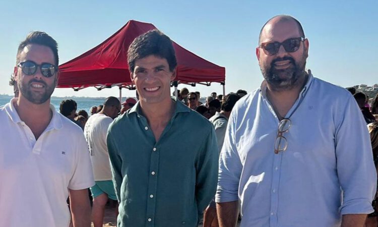 Pablo Aguado acerca la tauromaquia a los más pequeños en la playa del Buzo