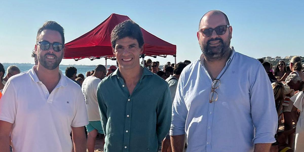 Pablo Aguado acerca la tauromaquia a los más pequeños en la playa del Buzo