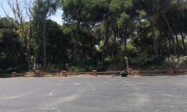 Denuncian el asfaltado ilegal de una parcela protegida junto a las Dunas de San Antón