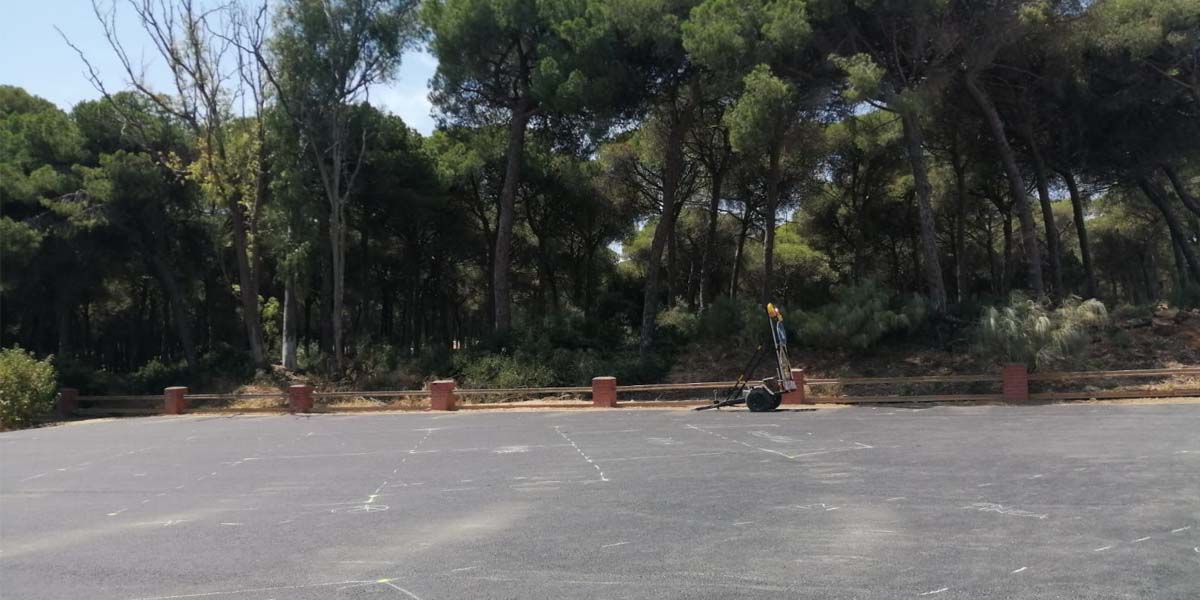 Denuncian el asfaltado ilegal de una parcela protegida junto a las Dunas de San Antón