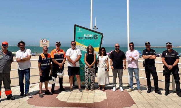 El litoral portuense inicia la temporada alta con el izado de las Banderas Azules