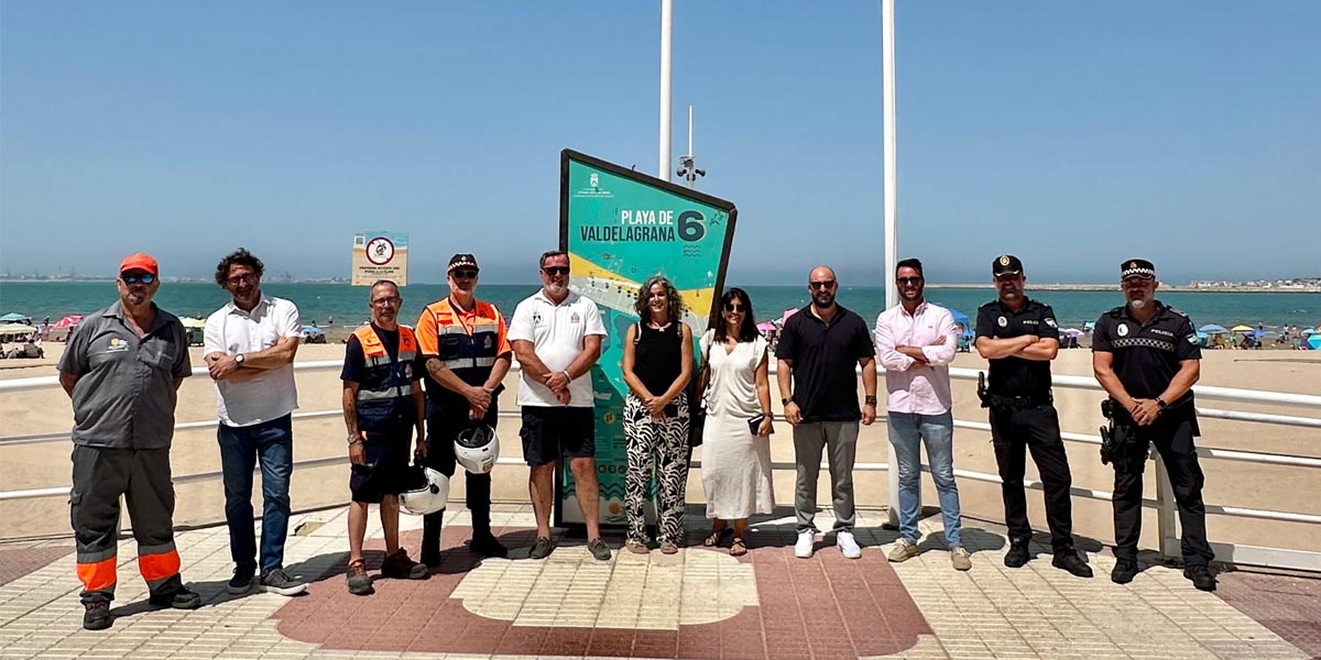 El litoral portuense inicia la temporada alta con el izado de las Banderas Azules