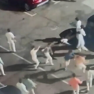 Brutal agresión grupal en Puerto Sherry deja a un joven en el suelo a golpes