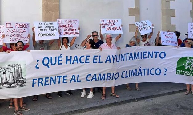 Un grupo de vecinos protesta en el Hospitalito durante el acto de balance del Gobierno Local