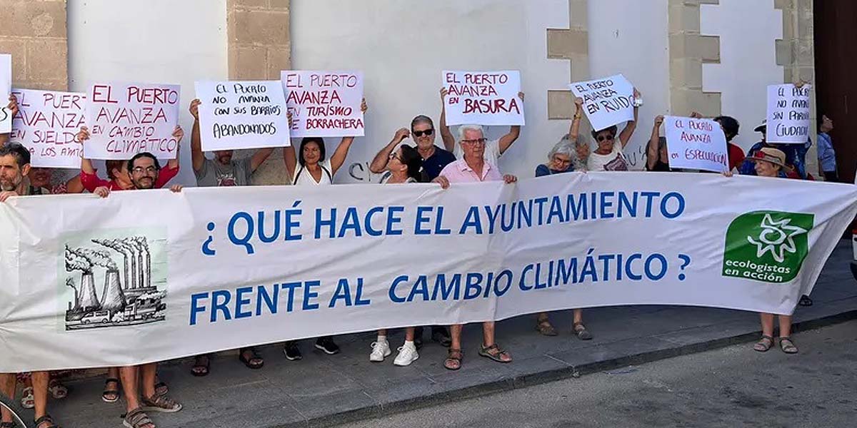 Un grupo de vecinos protesta en el Hospitalito durante el acto de balance del Gobierno Local