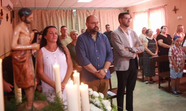 La barriada de San Cristóbal celebra su fiesta patronal con procesión, misa y una gran velada familiar