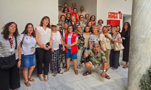 Personas mayores participan en una visita cultural a El Puerto dentro del programa contra la soledad de Cruz Roja