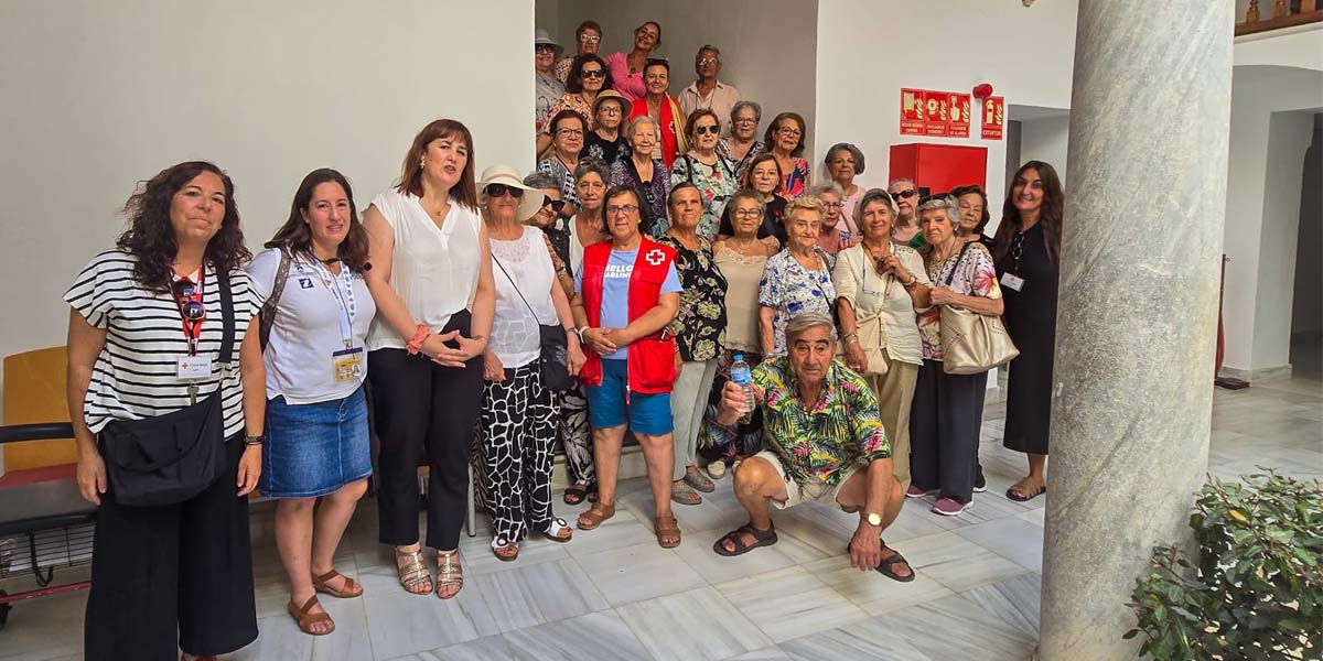 Personas mayores participan en una visita cultural a El Puerto dentro del programa contra la soledad de Cruz Roja