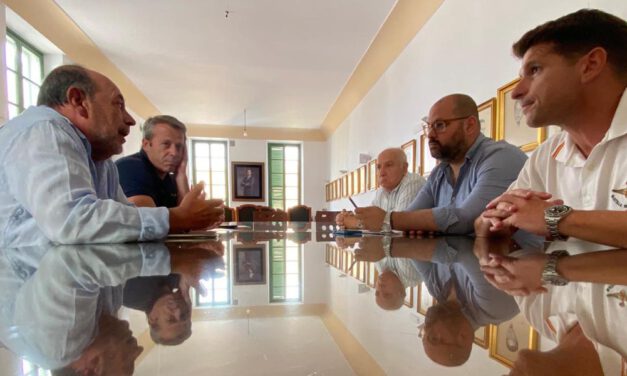 Javier Bello se reúne con vecinos de Urbaluz para analizar las demandas del colectivo