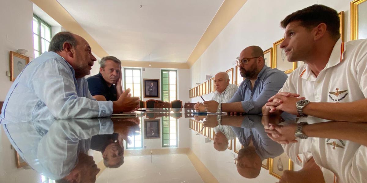 Javier Bello se reúne con vecinos de Urbaluz para analizar las demandas del colectivo