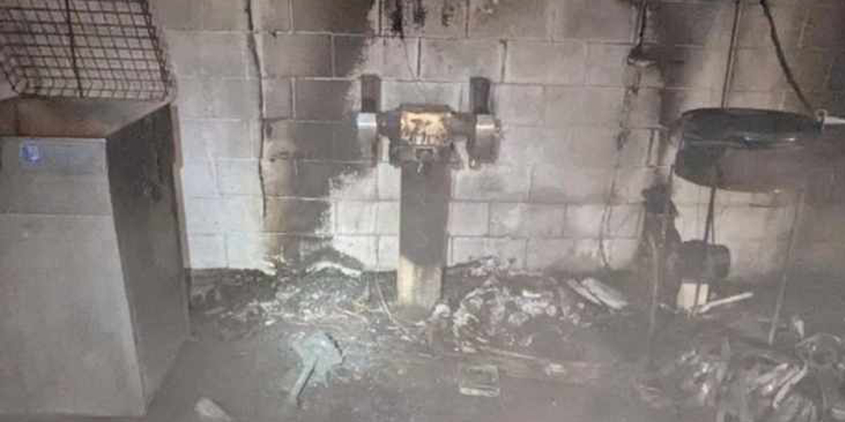Un incendio en una nave del polígono Las Salinas moviliza a los bomberos