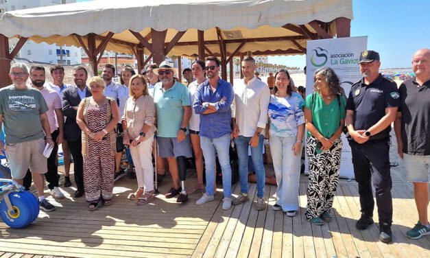 Hidro-Sport cumple 19 ediciones facilitando el baño en el mar a personas con movilidad reducida
