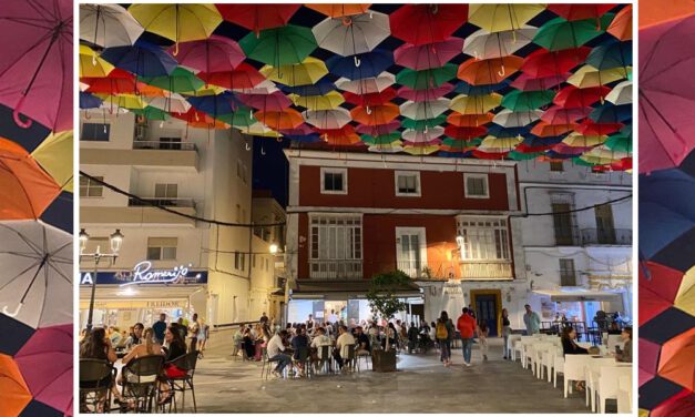 La Plaza de La Herrería estrena parasol ornamental con sombra y color para el verano