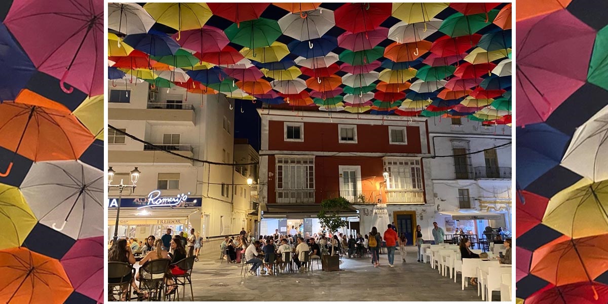 La Plaza de La Herrería estrena parasol ornamental con sombra y color para el verano