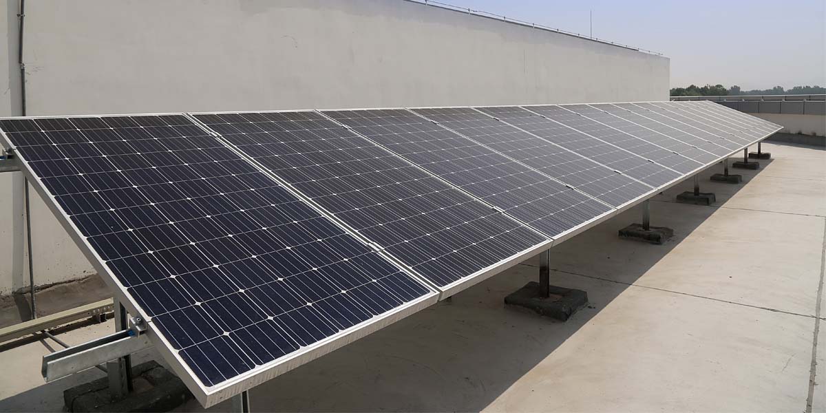 El Ayuntamiento instala su primera planta solar de autoconsumo en un edificio municipal