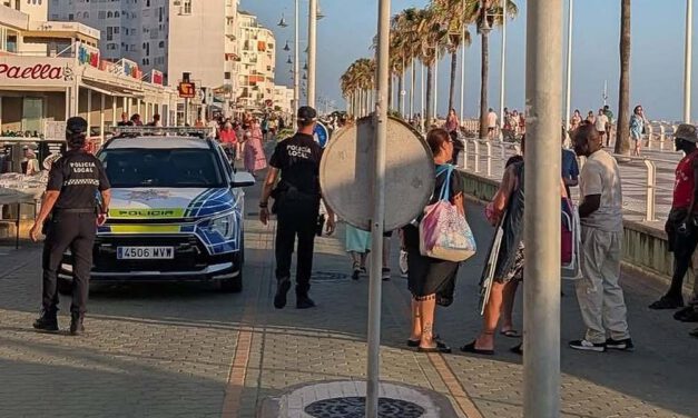 La Policía Local refuerza en verano el control de la venta ambulante ilegal en Valdelagrana