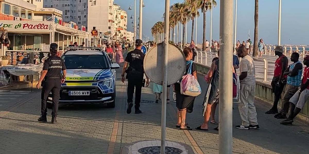 La Policía Local refuerza en verano el control de la venta ambulante ilegal en Valdelagrana