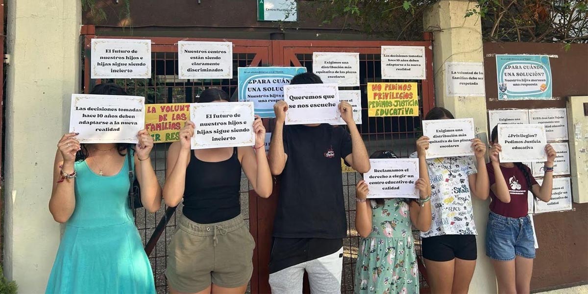 IU traslada al Parlamento Andaluz la situación de las familias sin plaza en el IES José Luis Tejada
