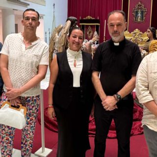 Una exposición recorre 25 años de historia de la Hermandad del Resucitado