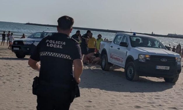 Fallece un hombre de 77 años tras sufrir un colapso en la playa de Valdelagrana