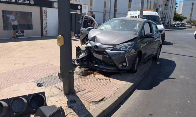 Un coche se sube al bordillo y derriba un semáforo en la glorieta Rafael Alberti