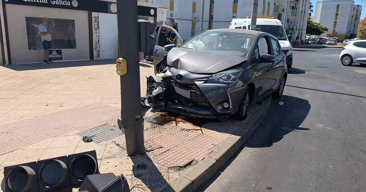 Un coche se sube al bordillo y derriba un semáforo en la glorieta Rafael Alberti