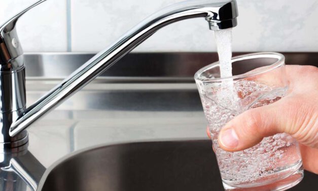 El agua del grifo: la opción más sana, económica y sostenible