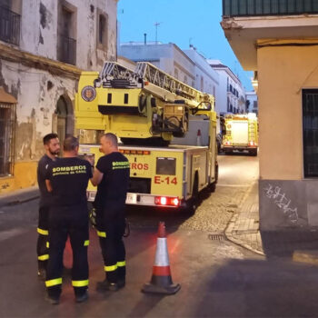 El PSOE alerta del riesgo de desprendimientos en una finca de calle Luja