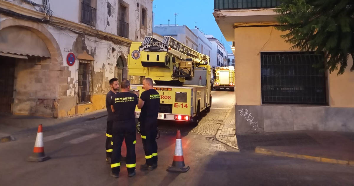 El PSOE alerta del riesgo de desprendimientos en una finca de calle Luja