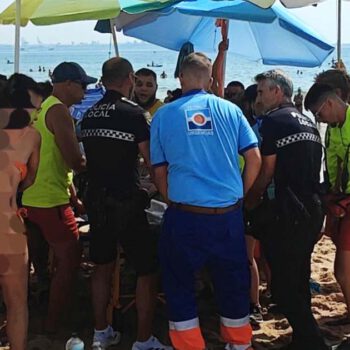 Un policía nacional salva la vida a un hombre en parada cardiaca en una playa de El Puerto