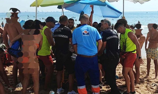 Un policía nacional salva la vida a un hombre en parada cardiaca en una playa de El Puerto