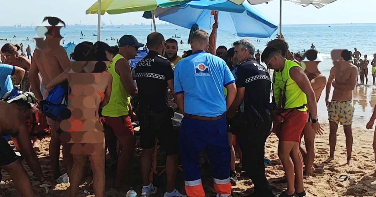 Un policía nacional salva la vida a un hombre en parada cardiaca en una playa de El Puerto
