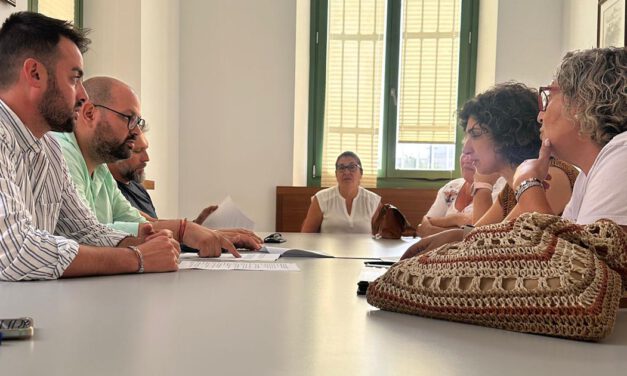 El Ayuntamiento trabaja en una nueva licitación para mejorar el servicio de limpieza en colegios y dependencias municipales