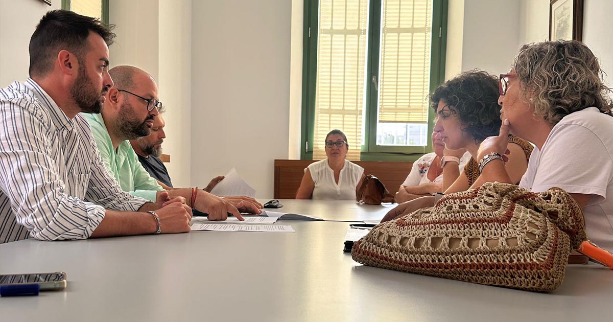 El Ayuntamiento trabaja en una nueva licitación para mejorar el servicio de limpieza en colegios y dependencias municipales