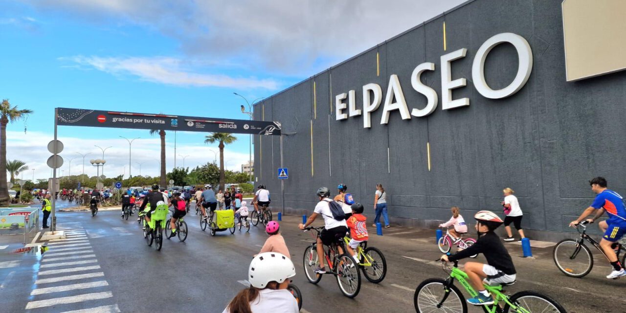 Cientos de vecinos pedalean por la ciudad en una nueva edición del Día del Pedal